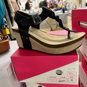 Nature Breeze Black and Tan Wedge Sandals